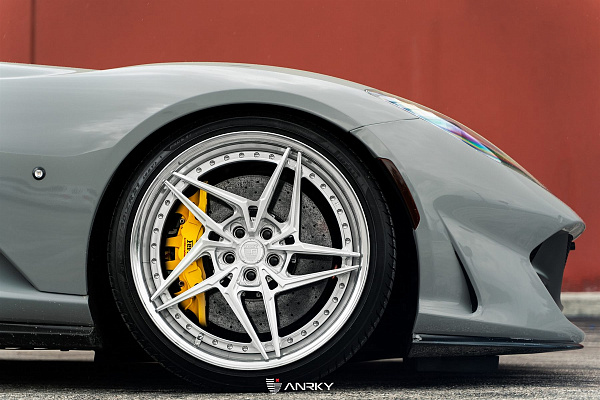 Фото дисков Anrky S3-X3 Глянцевый лак на Ferrari 812