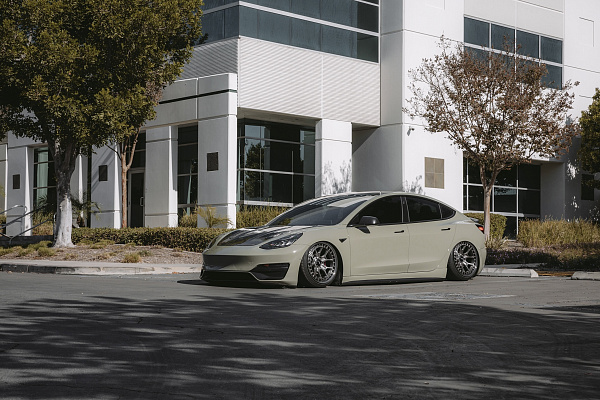 Фото дисков Rotiform ZMO-M Сатиновый графит на Tesla Model 3
