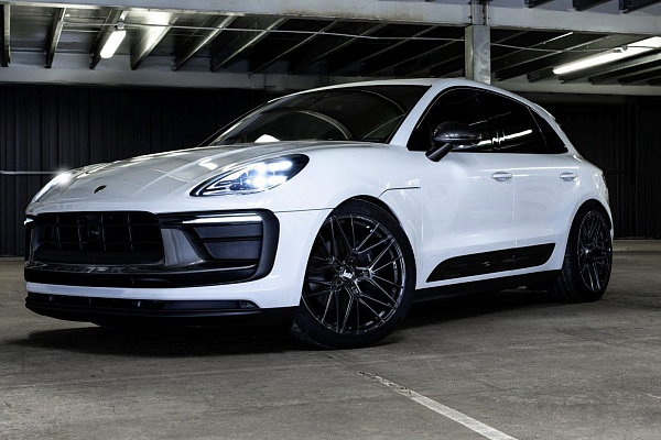Фото дисков Bola FLZ Черный глянец на Porsche Macan I