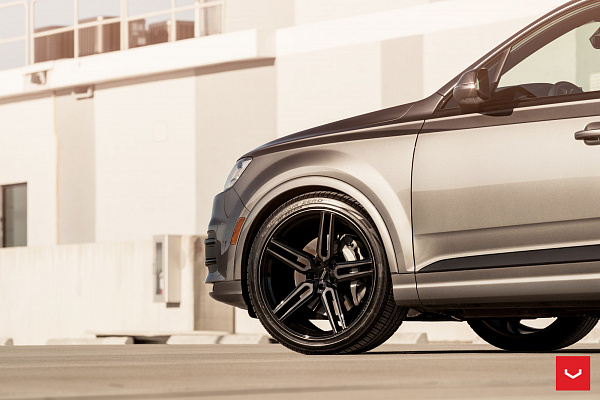 Фото дисков Vossen HF-1 Глянцевый темный лак на Audi Q7 (4M)