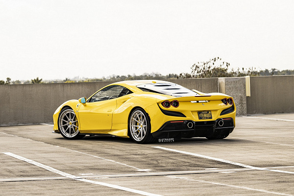 Фото дисков Strasse Wheels SV10 Deep Concave FS Глянцевый лак на Ferrari F8
