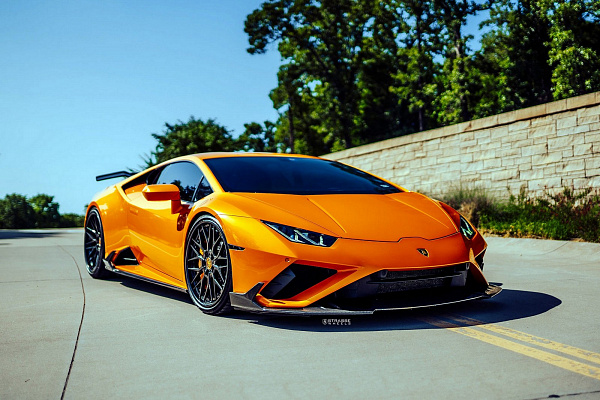 Фото дисков Strasse Wheels SV10M Deep Concave FS Черный глянец на Lamborghini Huracan