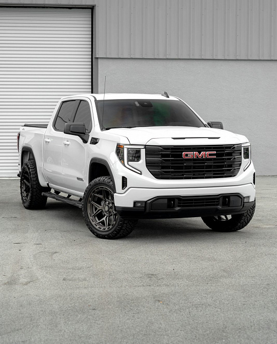 Фото дисков 4P55 Сатиновая темная бронза на GMC Sierra IV