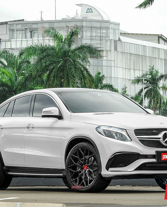 Фото дисков S17-01 Черный глянец на Mercedes-Benz GLE I