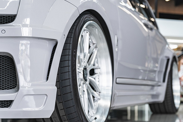Фото дисков Anrky RS1 Глянцевый лак на Rolls-Royce Cullinan