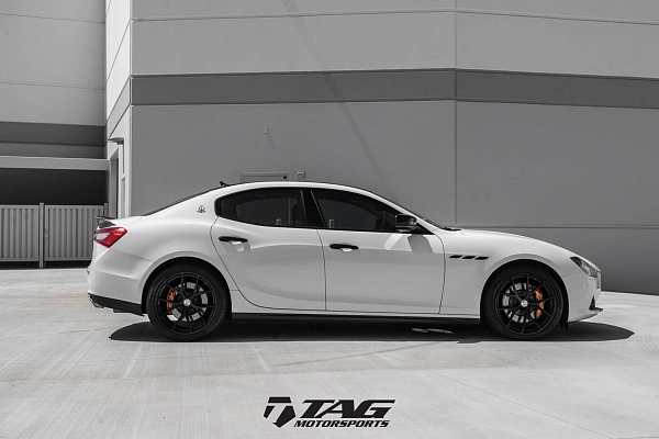 Фото дисков HRE P101 Черный глянец на Maserati Ghibli