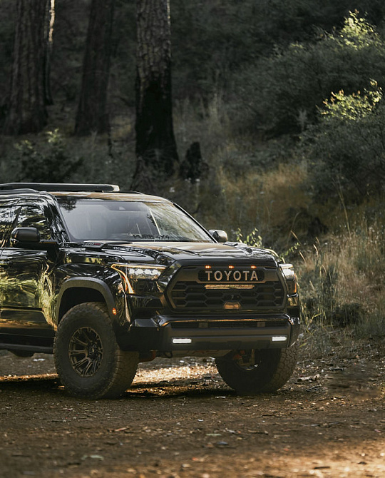 Фото дисков DIAMONDBACK Черный сатин на Toyota Sequoia III