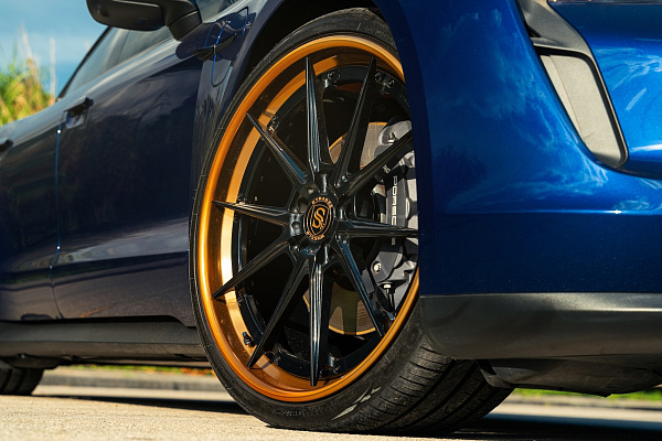 Фото дисков Strasse Wheels SV10 Deep Concave FS Черный глянец на Porsche Taycan I