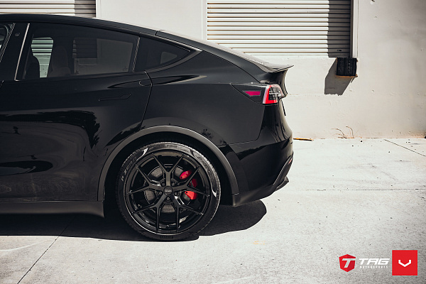 Фото дисков Vossen HF-5 Черный глянец на Tesla Model Y