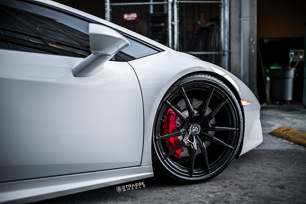 Фото дисков Strasse Wheels SV1 Deep Concave Monoblock Черный глянец на Lamborghini Huracan