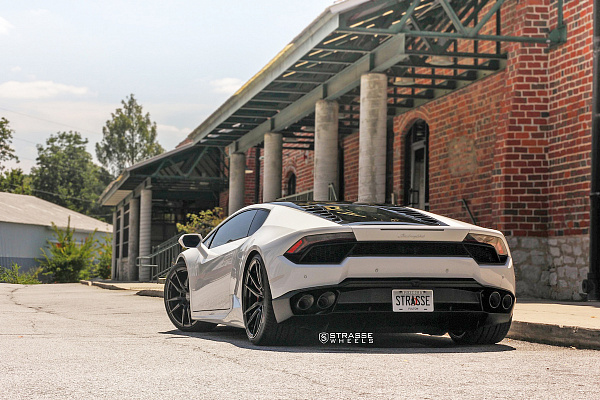 Фото дисков Strasse Wheels SV1 Deep Concave Monoblock Черный глянец на Lamborghini Huracan