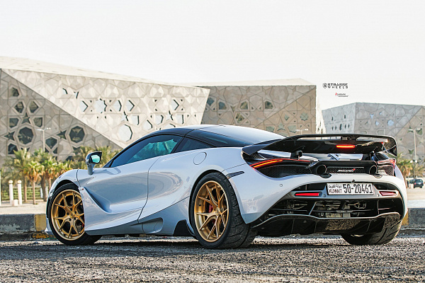 Фото дисков Strasse Wheels SM5R Deep Concave FS Сатиновое золото на McLaren 720S