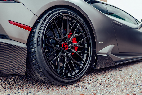 Фото дисков Strasse Wheels SV10M Deep Concave FS Другой цвет на Lamborghini Huracan