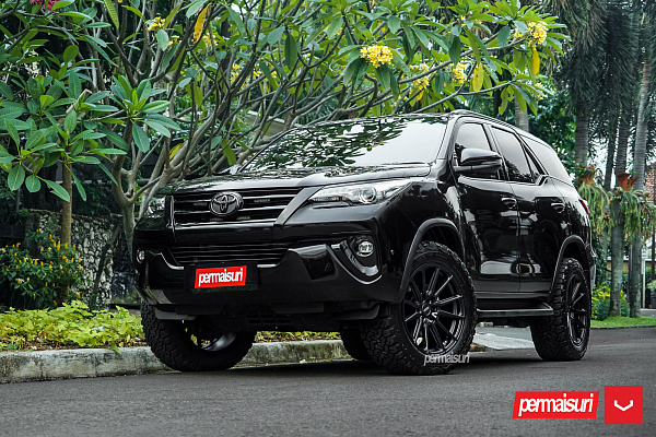 Фото дисков Vossen HF6-1 Черный сатин на Toyota Fortuner II