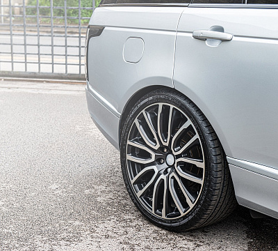 Фото дисков Kahn Pace Car на Range Rover IV