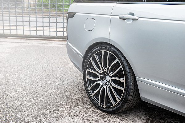 Фото дисков Kahn Pace Car  на Range Rover IV