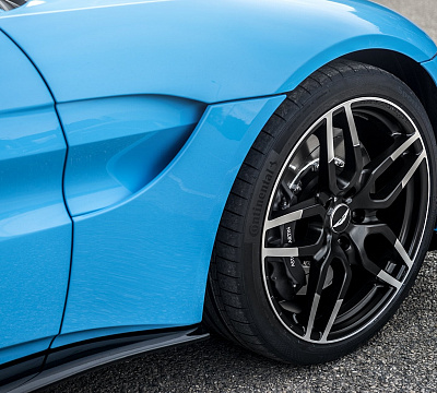 Фото дисков Kahn Superleggera на Aston Martin Vantage 4