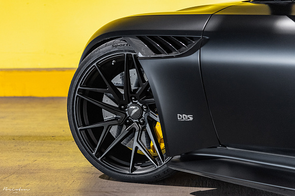 Фото дисков Brixton Forged PF8 Черный сатин на Aston Martin DBS 3