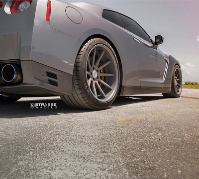 Фото дисков Strasse Wheels R10 Deep Concave на Nissan GT-R
