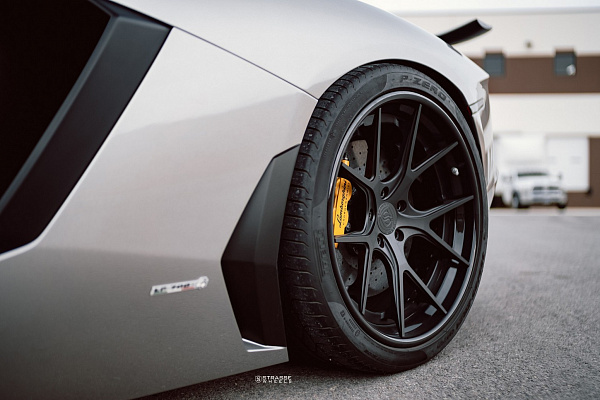 Фото дисков Strasse Wheels SM5R Deep Concave FS Черный матовый на Lamborghini Aventador