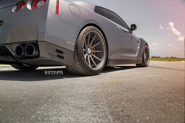 Фото дисков Strasse Wheels R10 Deep Concave Другой цвет на Nissan GT-R