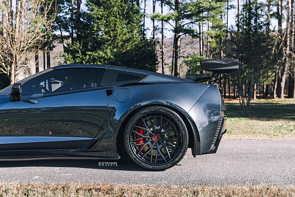 Фото дисков Strasse Wheels SV10M Deep Concave FS Другой цвет на Chevrolet Corvette C7