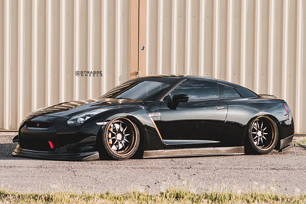 Фото дисков Strasse Wheels R10 Performance Другой цвет на Nissan GT-R
