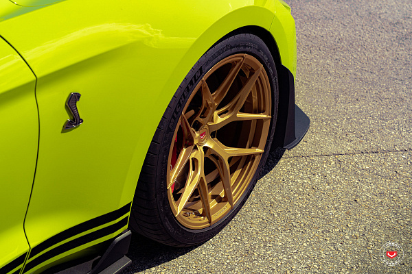 Фото дисков Vossen S21-01 Сатиновое золото на Ford Mustang VI