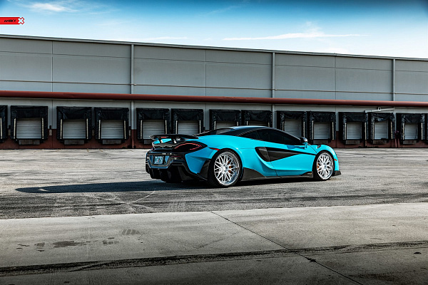 Фото дисков Anrky RS1 Белый глянец на McLaren 600