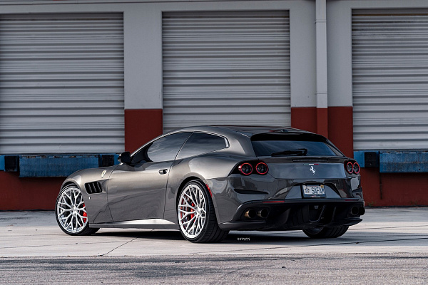 Фото дисков Strasse Wheels SV20M Deep Concave Duoblock Глянцевый лак на Ferrari GTC4Lusso