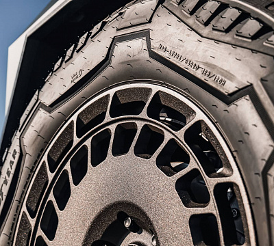 Фото дисков Brixton Forged TR09 AERO1 на Tesla Cybertruck