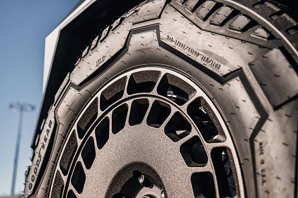 Фото дисков Brixton Forged TR09 AERO1 Другой цвет на Tesla Cybertruck