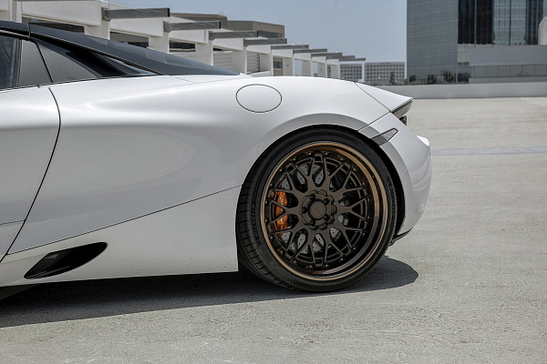 Фото дисков Rotiform LVS-M Черный сатин на McLaren 720S