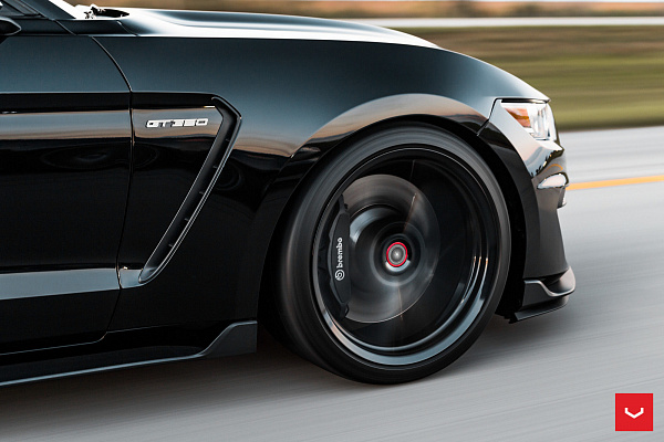 Фото дисков Vossen VFS-10 Черный глянец на Ford Mustang VI