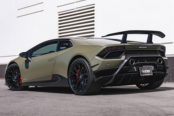 Фото дисков Brixton Forged PF10 Черный глянец на Lamborghini Huracan