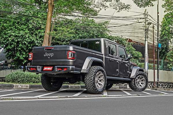 Фото дисков 4PLAY 4P80R Глянцевый графит на Jeep Gladiator II (JT)