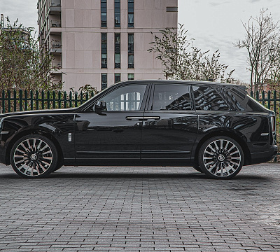 Фото дисков Kahn Type 61 на Rolls-Royce Cullinan