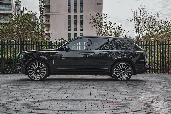 Фото дисков Kahn Type 61  на Rolls-Royce Cullinan