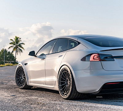 Фото дисков Strasse Wheels SV15FF Deep Concave Duoblock на Tesla Model S