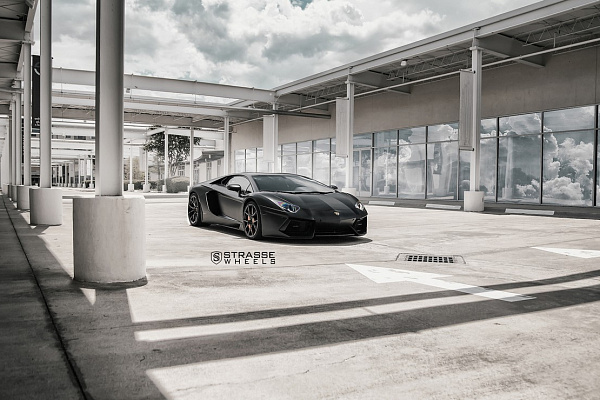 Фото дисков Strasse Wheels SM5R Deep Concave Monoblock Черный глянец на Lamborghini Aventador
