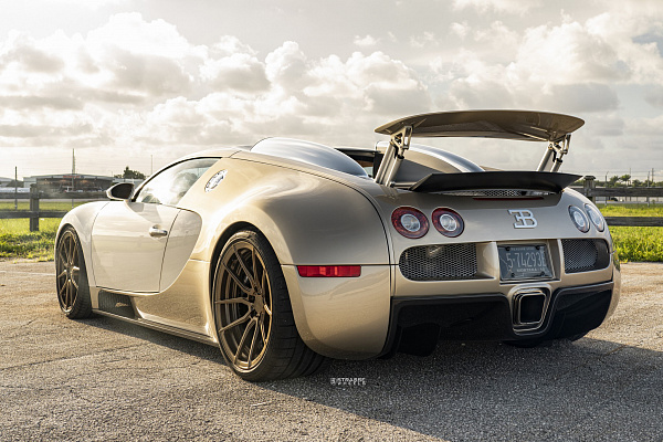 Фото дисков Strasse Wheels SV5 Deep Concave Duoblock Сатиновая бронза на Bugatti Veyron