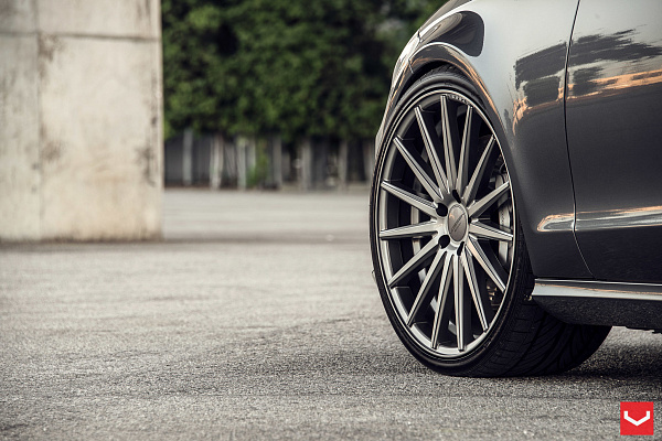 Фото дисков Vossen VFS-2 Глянцевый графит на Mercedes-Benz CLS (C218)