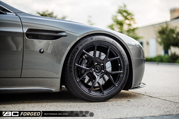 Фото дисков BC Forged RZ05 Черный глянец на Aston Martin Vantage 3