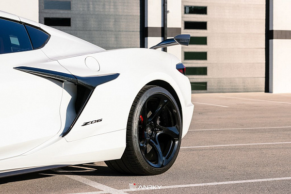 Фото дисков Anrky XR-105 Черный глянец на Chevrolet Corvette C8