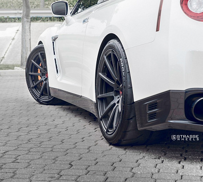 Фото дисков Strasse Wheels R10 Deep Concave Monoblock на Nissan GT-R