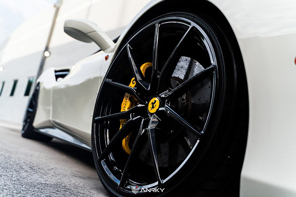 Фото дисков Anrky AN12 Черный глянец на Ferrari 488