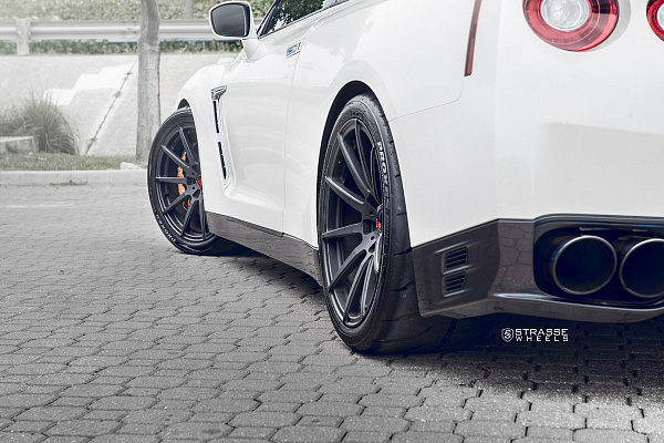 Фото дисков Strasse Wheels R10 Deep Concave Monoblock Черный сатин на Nissan GT-R