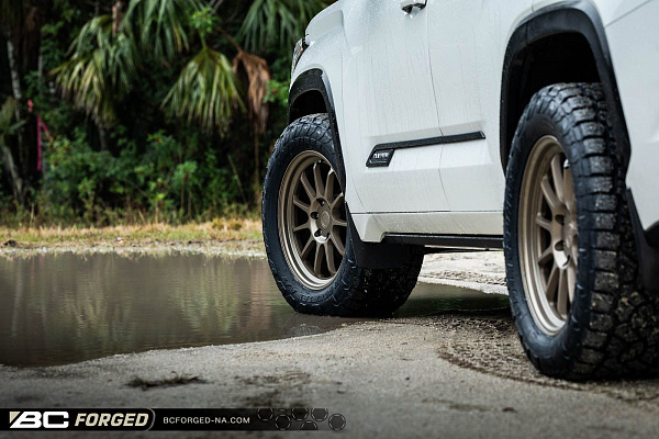 Фото дисков BC Forged TD01 Сатиновая бронза на Toyota Sequoia III