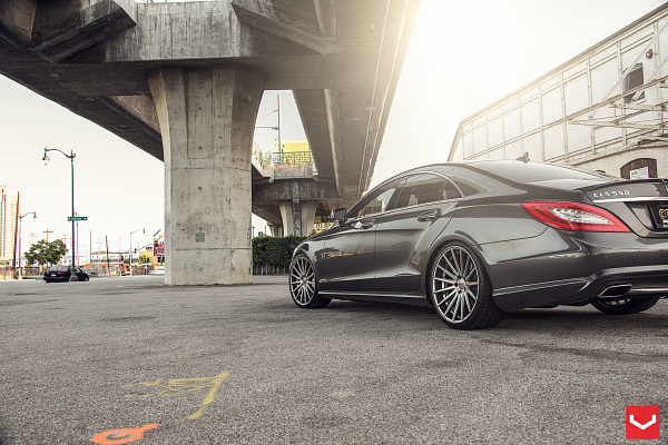 Фото дисков Vossen VFS-2 Глянцевый графит на Mercedes-Benz CLS (C218)