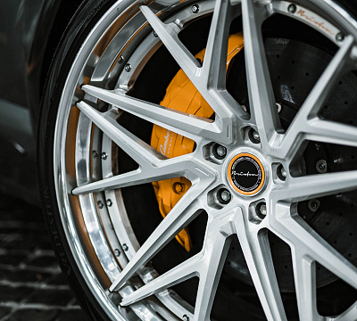 Фото дисков Brixton Forged PF8 на Lamborghini Urus
